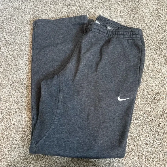 Men’s Nike sweatpants - Picture 1 of 5